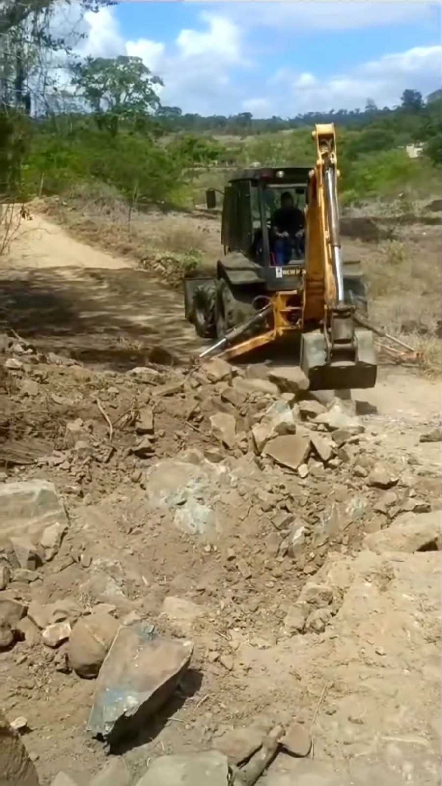 Camacã: Prefeitura recupera estradas das regiões Sempre Viva e Arara